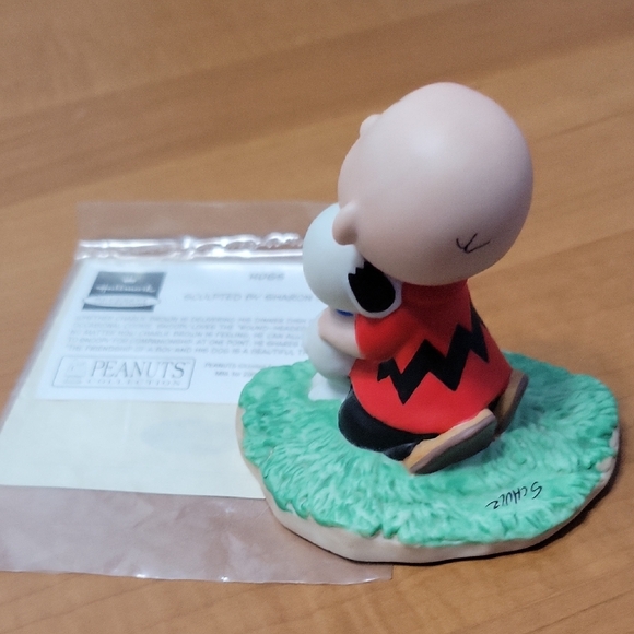 Hallmark Peanuts Gallery Hugs Collectible Figurine - Picture 3 of 5